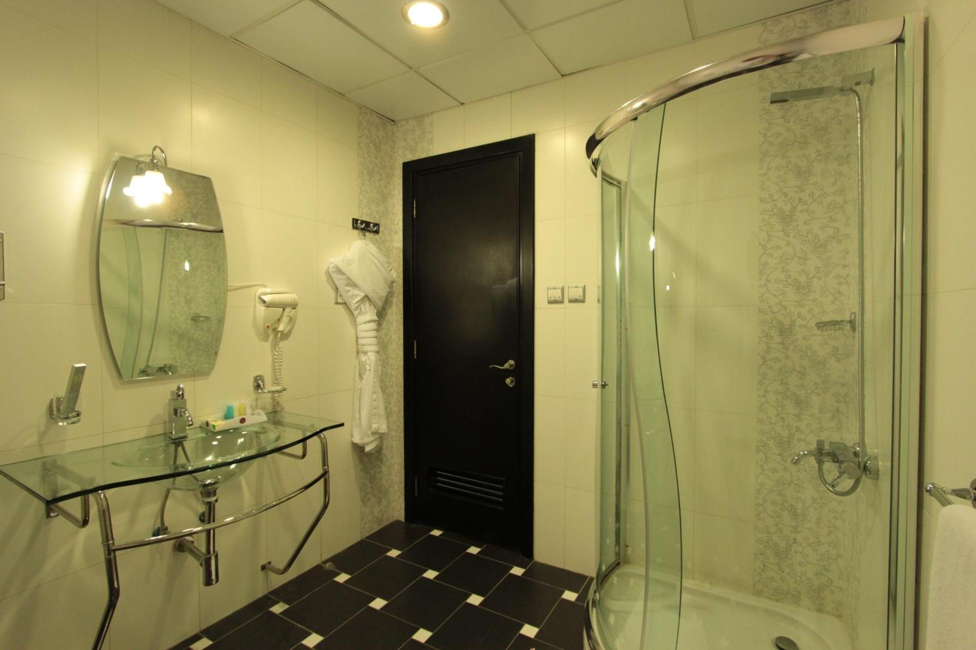 Awaliv International Hotel Ta'if Kamer foto A shower cubicle