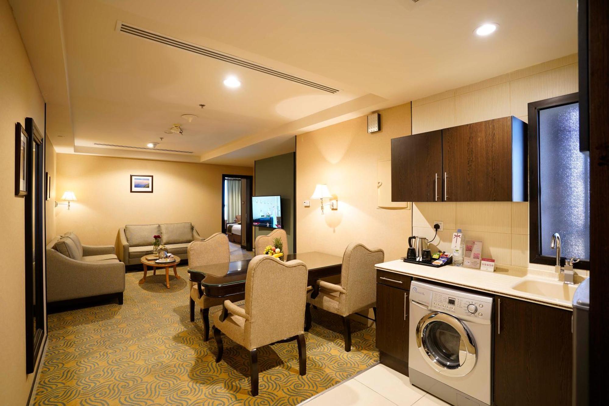 Awaliv International Hotel Ta'if Kamer foto A suite at the hotel