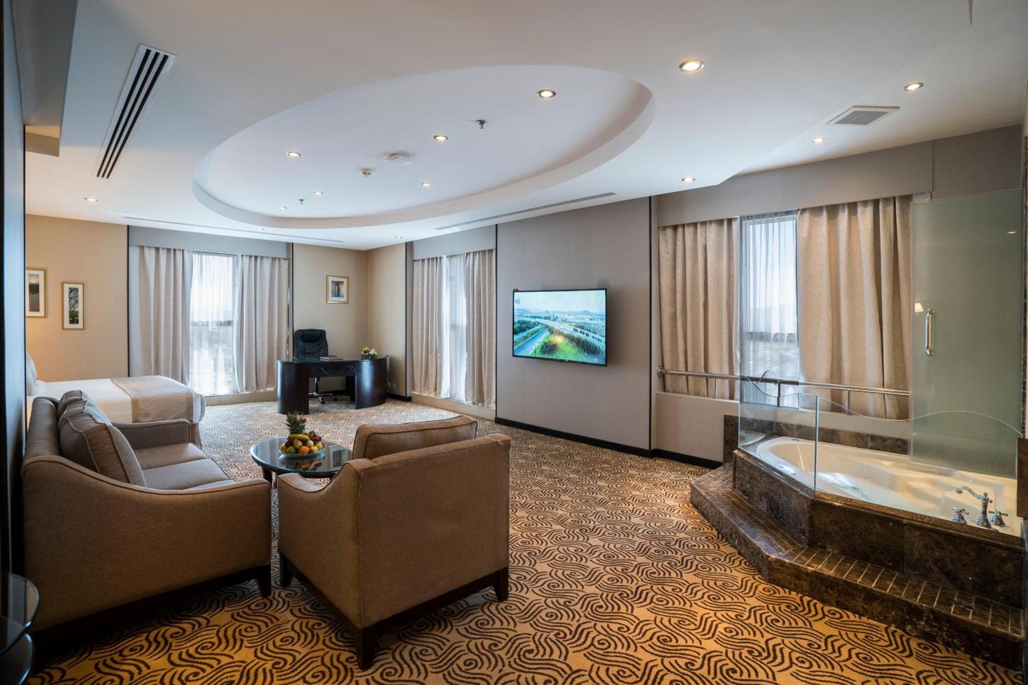 Awaliv International Hotel Ta'if Kamer foto A suite at the hotel