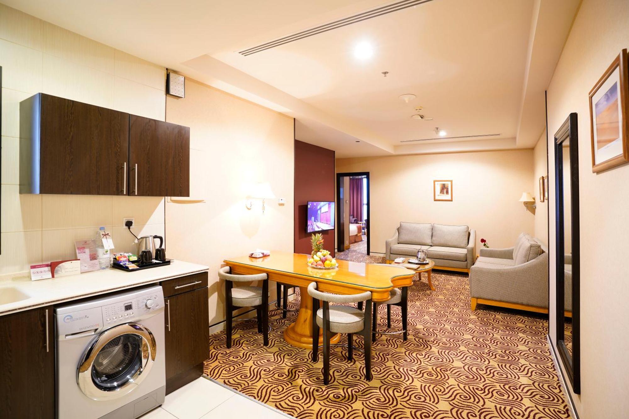 Awaliv International Hotel Ta'if Kamer foto A suite at the hotel