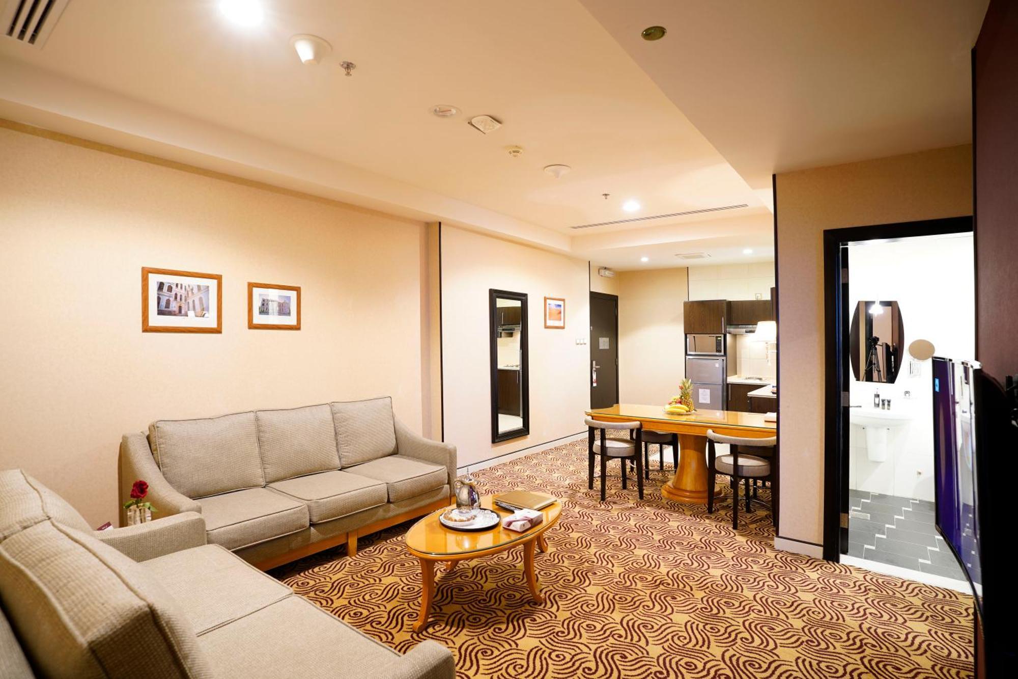 Awaliv International Hotel Ta'if Kamer foto A suite at the hotel