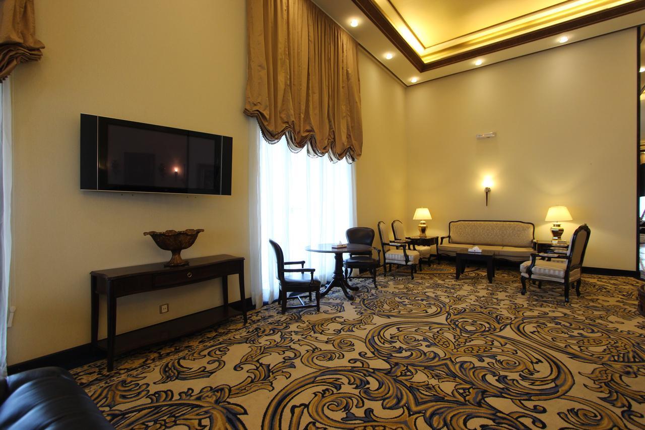 Awaliv International Hotel Ta'if Buitenkant foto A room at the hotel