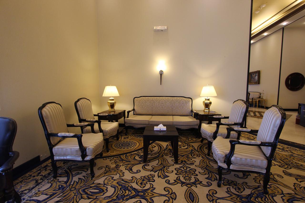 Awaliv International Hotel Ta'if Buitenkant foto A living room in the hotel