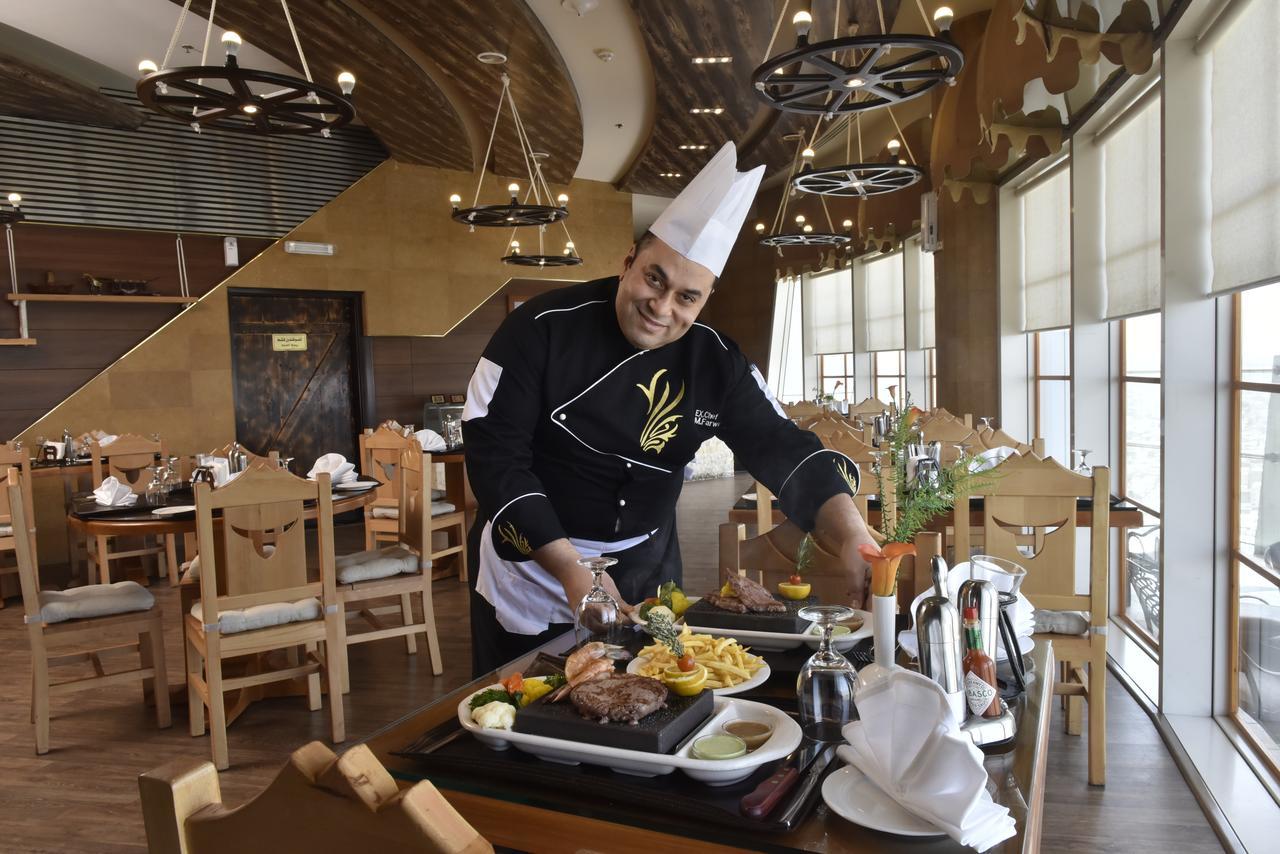 Awaliv International Hotel Ta'if Buitenkant foto A chef at work