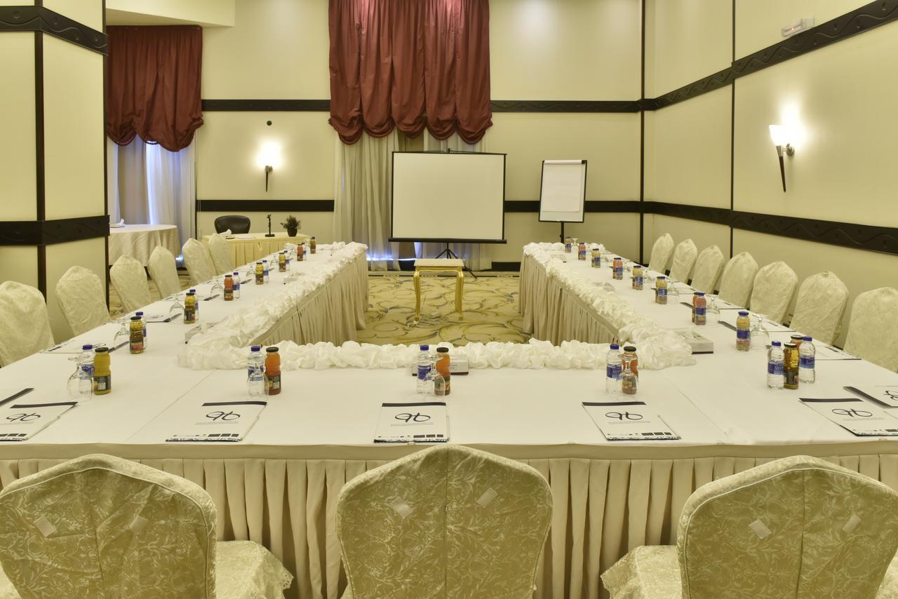 Awaliv International Hotel Ta'if Buitenkant foto U-shaped table layout