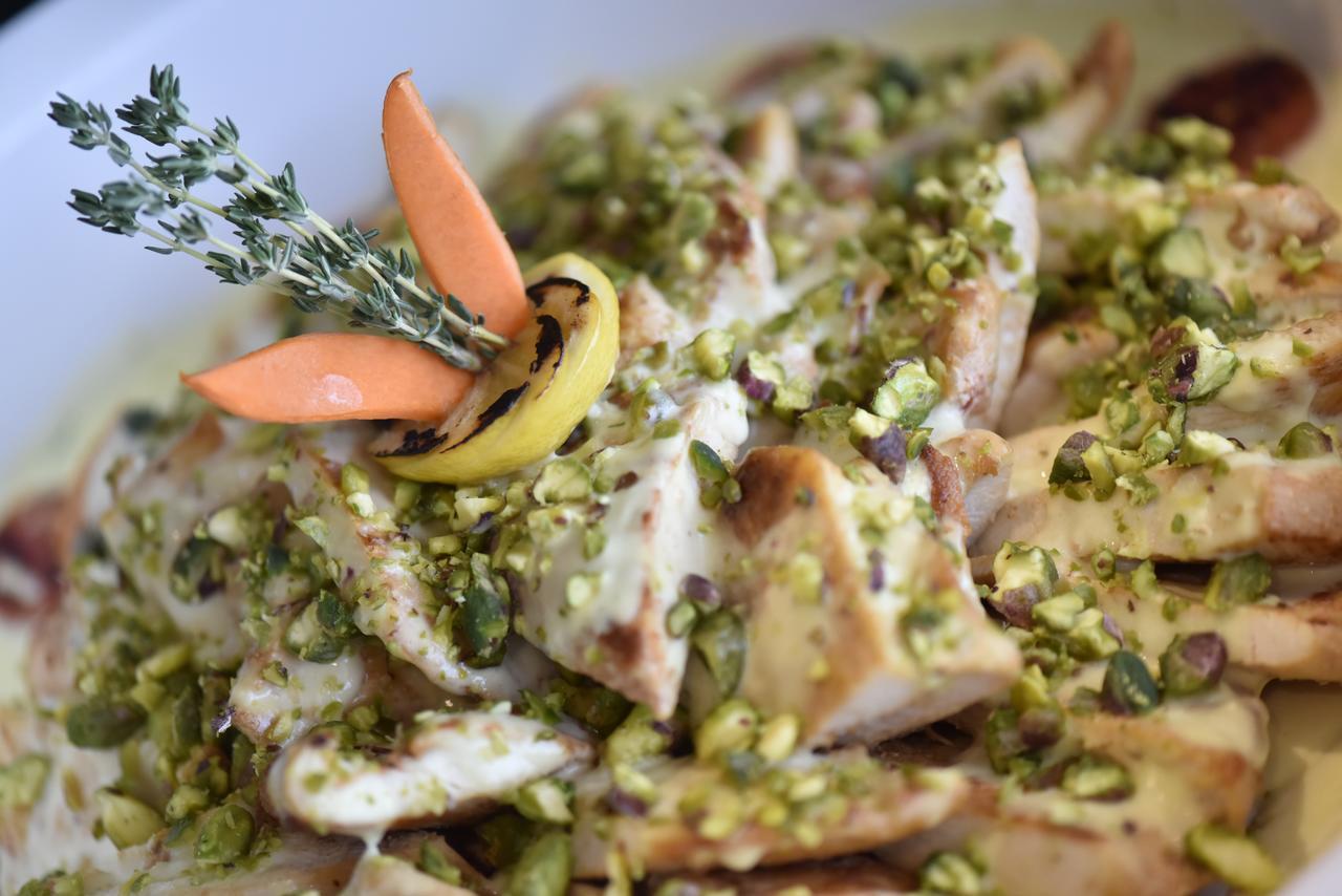 Awaliv International Hotel Ta'if Buitenkant foto Chicken salad