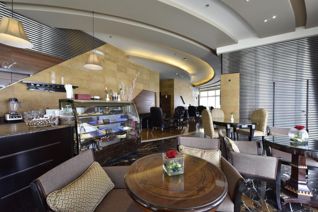 Awaliv International Hotel Ta'if Buitenkant foto The lounge at the airport