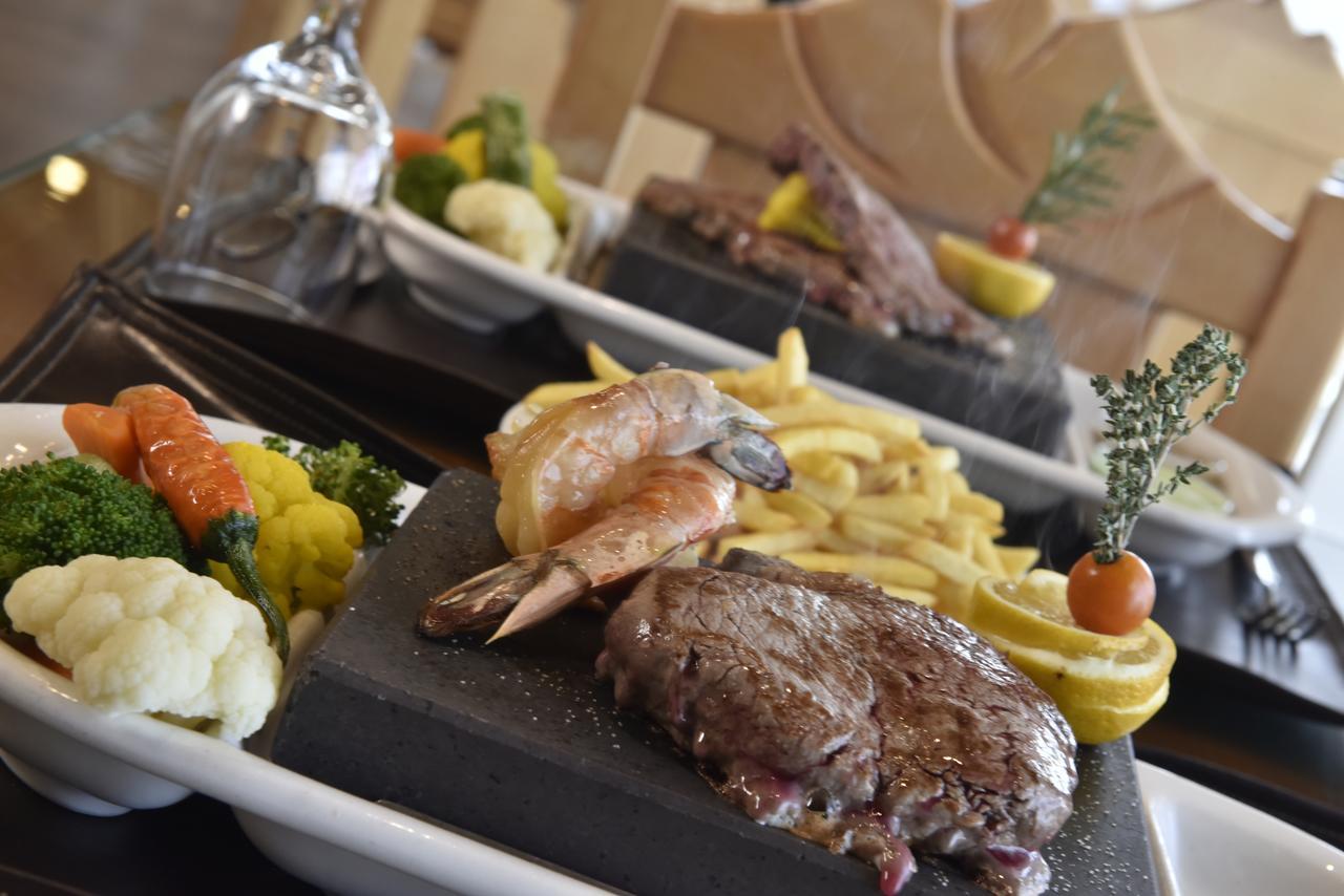 Awaliv International Hotel Ta'if Buitenkant foto A steak and shrimp dinner