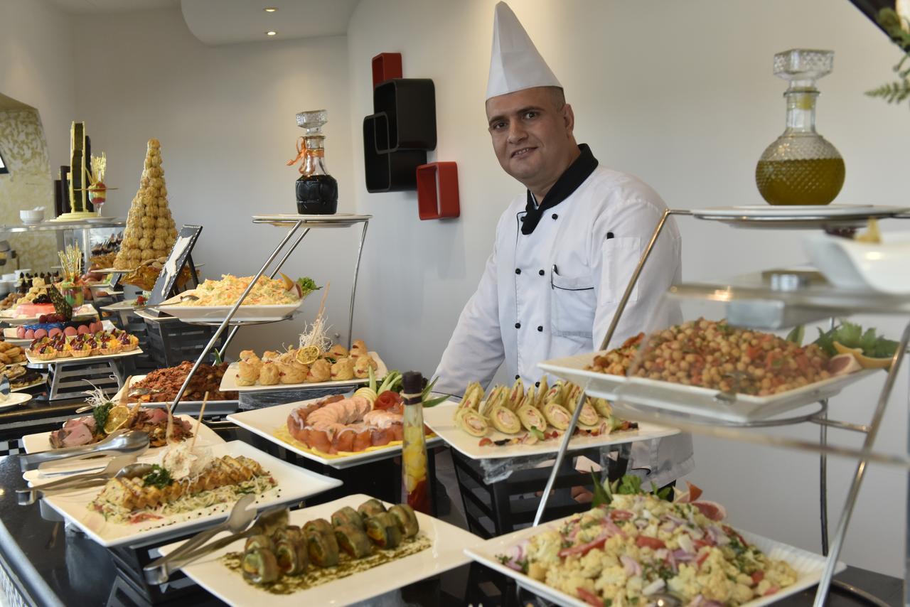 Awaliv International Hotel Ta'if Buitenkant foto A buffet at a hotel