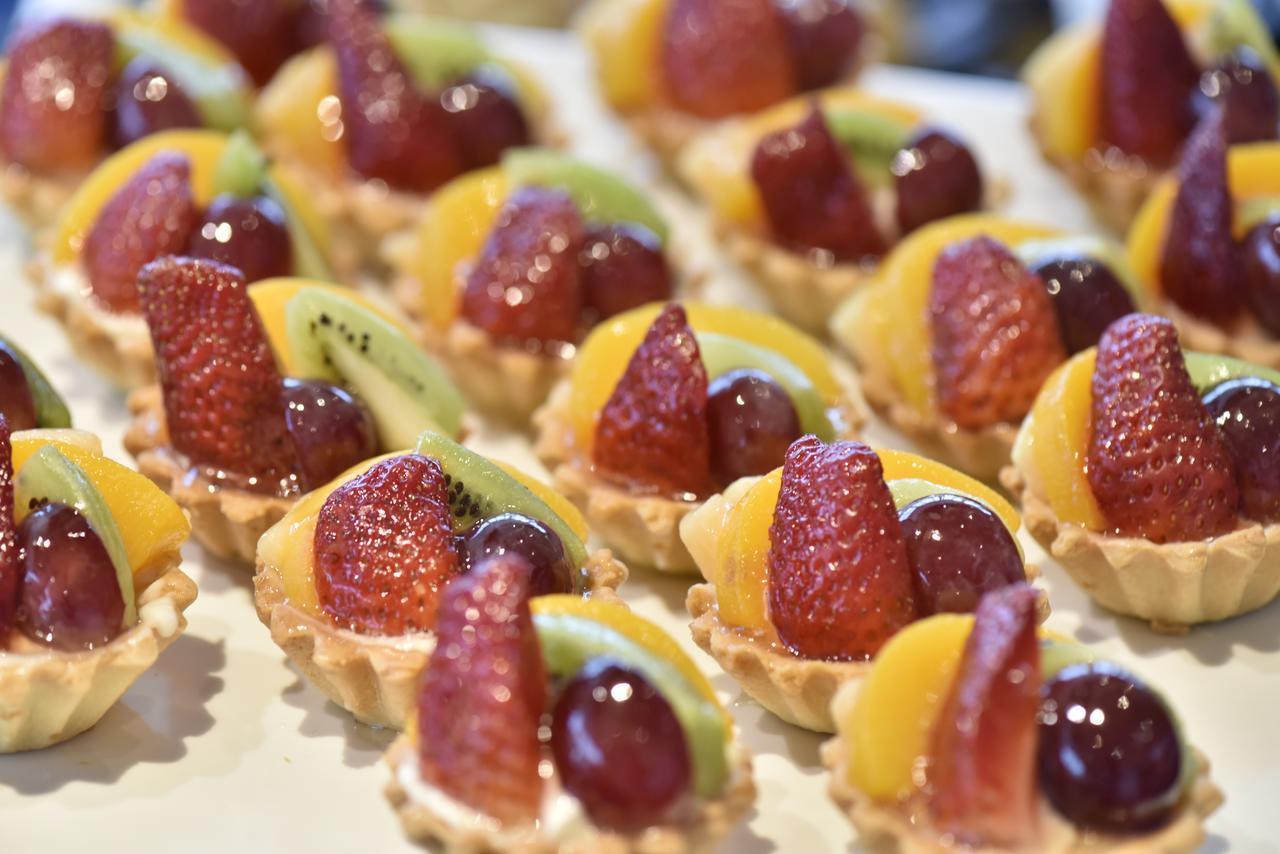 Awaliv International Hotel Ta'if Buitenkant foto Fruit tartlets